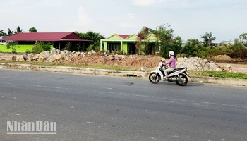 Ông Lý Thanh Giàu bao chiếm phần đất 2.895,9m2 sau đó xây dựng không phép 4 căn nhà (gồm 3 căn nhà kiên cố và 1 nhà xưởng). 