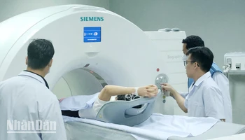 Các bác sĩ thực hiện kỹ thuật PET-CT cho bệnh nhân.