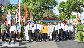 Các đại biểu viếng Di tích lịch sử văn hóa mộ và đình Nguyễn Trung Trực.