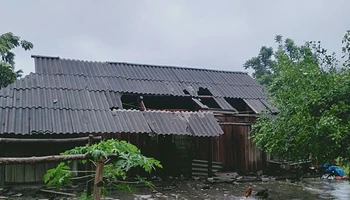 Mưa dông khiến nhà dân tại xã Bình An, huyện Lâm Bình bị tốc mái.