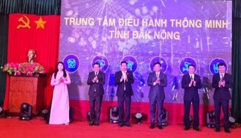 Lãnh đạo tỉnh Đắk Nông và các đại biểu tham dự khai trương Trung tâm Giám sát điều hành đô thị thông minh Đắk Nông.