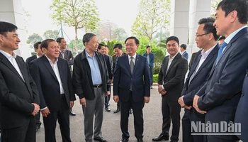 [Ảnh] Chủ tịch Quốc hội Vương Đình Huệ thăm Trung tâm đào tạo bóng đá trẻ PVF