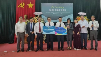 Bộ trưởng Giáo dục và Đào tạo Nguyễn Kim Sơn (thứ 3 từ trái sang) và đại diện Nhà xuất bản Giáo dục Việt Nam trao tặng bộ sách giáo khoa và Tủ sách dùng chung cho tỉnh Gia Lai.