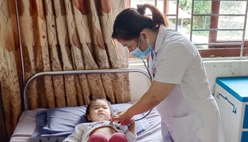 Học sinh mầm non nghi ngộ độc thực phẩm được điều trị tại Trung tâm Y tế huyện Văn Quan (tỉnh Lạng Sơn). (Ảnh: TTXVN phát)