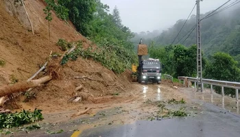 Khắc phục sạt lở trên tuyến Quốc lộ 3B từ thành phố Bắc Kạn đi Chợ Đồn. (Ảnh: TUẤN SƠN).