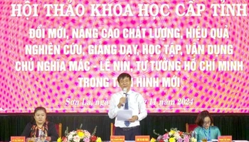 Các đồng chí chủ trì hội thảo.