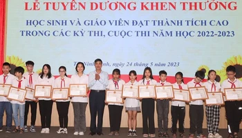Lãnh đạo thành phố Ninh Bình khen thưởng học sinh giỏi năm học 2022-2023. (Ảnh: MINH QUANG)