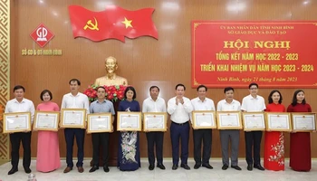 Lãnh đạo tỉnh Ninh Bình khen thưởng các tập thể, cá nhân có thành tích xuất sắc trong năm học 2022-2023. (Ảnh: XUÂN TRƯỜNG)