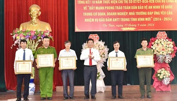 Nhiều tập thể, cá nhân có thành tích tiêu biểu trong phong trào toàn dân bảo vệ an ninh Tổ quốc trong các cơ quan, doanh nghiệp, nhà trường ở tỉnh Nam Định được tuyên dương, khen thưởng.