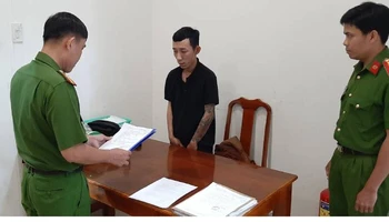 Cơ quan Công an thi hành các quyết định khởi tố bị can, bắt tạm giam đối với Nguyễn Hoài Hận.