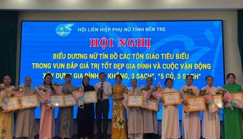 Tặng Bằng khen cho nữ tín đồ tôn giáo tiêu biểu tại tỉnh Bến Tre. (Ảnh: HOÀNG TRUNG)