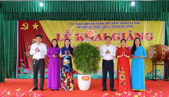 Lãnh đạo huyện Thạch Hà dự lễ khai giảng và tặng cây xanh cho Trường tiểu học Thạch Đài.