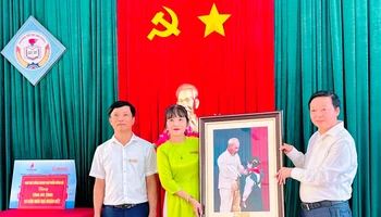 Phó Thủ tướng Trần Hồng Hà tặng quà cho Ban giám hiệu Trường Tiểu học Sơn Châu.