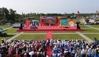 Đông đảo cán bộ, nhân dân địa phương và du khách thập phương nô nức khai hội chùa Hương Tích.