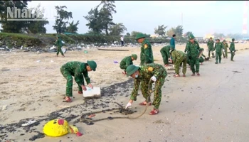 Các lượng chức năng khẩn trương tổ chức thu gom toàn bộ số lượng dầu tràn trên bãi biển xã Kỳ Lợi.