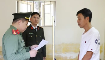Cơ quan an ninh điều tra tống đạt quyết định khởi tố, bắt giam Phan Đình Sang.