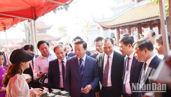 Phó Thủ tướng Chính phủ Trần Hồng Hà cùng các vị đại biểu tham quan các gian hàng trưng bày sản phẩm OCOP của địa phương.