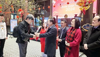 Lãnh đạo tỉnh Quảng Ninh tặng hoa chúc mừng đoàn khách quốc tế đầu tiên đến Hạ Long trong ngày mồng 1 Tết Giáp Thìn 2024.