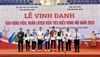 Lãnh đạo Hội nhà báo tỉnh Quảng Ninh khen thưởng cho các vận động viên, huấn luyện viên tiêu biểu Vùng mỏ năm 2023.