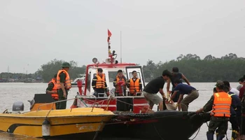 Lực lượng cứu hộ đưa nạn nhân đầu tiên được tìm thấy vào bờ.