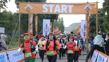 Gần 4.000 vận động viên đến từ 32 quốc gia tham gia giải chạy Marathon đường mòn Việt Nam tại Mộc Châu.