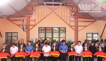 Cắt băng khánh thành Nhà văn hóa cộng đồng cho đồng bào dân tộc La Ha tại bản Hiên, xã Liệp Tè, huyện Thuận Châu. (Ảnh: Quốc Tuấn)