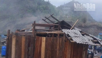 Gió lốc kèm mưa đá làm tốc mái nhà người dân tại xã Chiềng Khay, huyện Quỳnh Nhai. (Ảnh: Người dân cung cấp)