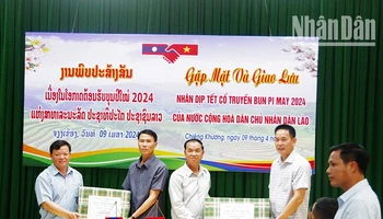 Lãnh đạo Bộ Chỉ huy Bộ đội Biên phòng tỉnh Sơn La (Việt Nam) tặng quà và chúc Tết Bộ Chỉ huy Quân sự và Công an tỉnh Houaphan, nước bạn Lào nhân dịp đón Tết cổ truyền Bunpimay. 