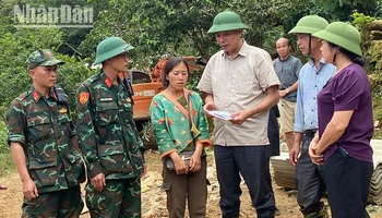 Lãnh đạo tỉnh Sơn La cùng đoàn công tác thăm hỏi, động viên gia đình có người mất tại xã Chiềng Nơi.