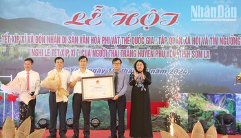 Đại diện Cục Di sản văn hóa, Bộ Văn hóa, Thể thao và Du lịch và lãnh đạo Ủy ban nhân dân tỉnh Sơn La trao chứng nhận cho huyện Phù Yên.