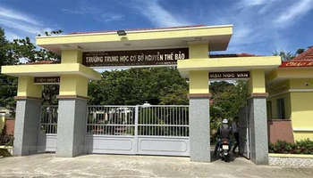 Trường trung học cơ sở Nguyễn Thế Bảo - nơi xảy ra vụ việc. (Ảnh: Tường Quân/TTXVN)