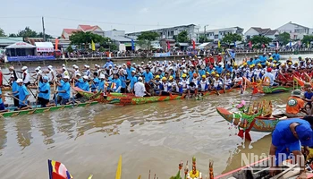 Các đội đua ra mắt tại lễ khai mạc giải đua ghe ngo mở rộng tại tỉnh Trà Vinh.