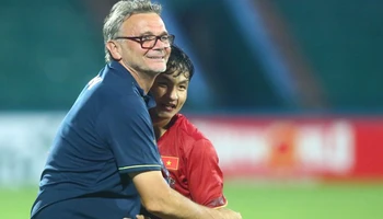 Huấn luyện viên Philippe Troussier ăn mừng cùng cầu thủ U23 Việt Nam sau trận thắng 1-0 U23 Yemen. (Ảnh: VFF)