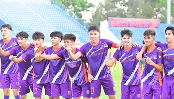 Các cầu thủ U19 Becamex Bình Dương ăn mừng chiến thắng đầu tay tại giải đấu. 
