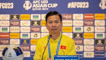 Huấn luyện viên Hoàng Anh Tuấn tại buổi họp báo sau trận đấu gặp U23 Kuwait. (Ảnh: VFF)