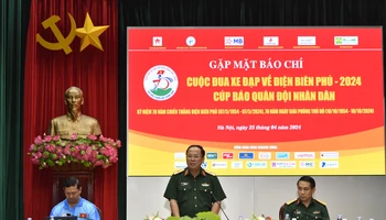 Thiếu tướng Đoàn Xuân Bộ, Tổng Biên tập Báo Quân đội nhân dân, Trưởng Ban tổ chức cuộc đua thông tin cùng báo chí. 