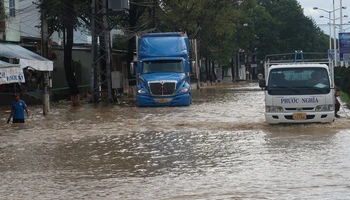 Đường 23 tháng 10, thành phố Nha Trang ngập sâu, phương tiện đi lại khó khăn. (Ảnh: PHONG NGUYÊN)