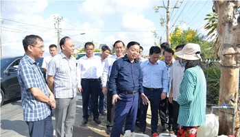 Phó Thủ tướng Trần Hồng Hà và đoàn công tác đã kiểm tra tình hình nước sinh hoạt của người dân ven biển Tiền Giang.