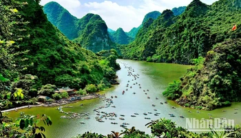 Quần thể danh thắng Tràng An thu hút khách du lịch bởi nhiều cảnh đẹp thiên nhiên hùng vĩ, linh thiêng và các kỷ lục thế giới.