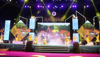 Tiết mục biểu diễn văn nghệ chào mừng Tuần lễ Văn hóa, du lịch, liên hoan ẩm thực Nam Bộ gắn với lễ hội Ok Om Bok tỉnh Trà Vinh.