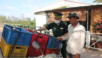 Lực lượng Đồn Biên phòng Sông Trăng (huyện Tân Hưng, tỉnh Long An) kiểm soát người dân qua lại tại khu vực Trạm kiểm soát Biên phòng Tân Hưng, Long An.