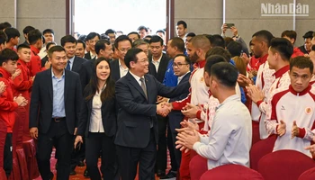 Chủ tịch Quốc hội Vương Đình Huệ với các cầu thủ tại trung tâm.