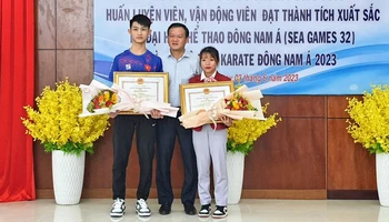 Ông Đào Mỹ, Phó Chủ tịch UBND tỉnh Phú Yên tặng bằng khen cho vận động viên Lê Thị Tuyết và Văn Minh Hiếu.