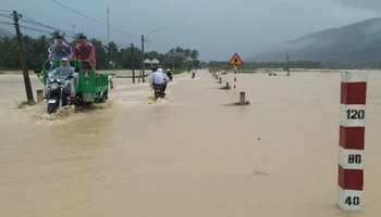 Người dân cần đề phòng, cẩn trọng đi lại trong mùa mưa bão.