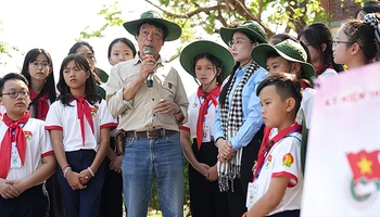 Ông Võ Điện Biên trò chuyện với các đại biểu Liên hoan "Chiến sĩ nhỏ Điện Biên" lần thứ 5 - năm 2024.