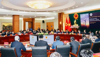 Các đại biểu tham dự hội thảo “Đạt mục tiêu Net-Zero: Hoa Kỳ-Việt Nam, giảm phát thải carbon trong sản xuất công nghiệp tại thành phố Hải Phòng”.