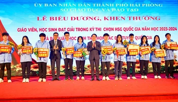 Lãnh đạo Ủy ban nhân dân thành phố và Sở Giáo dục-Đào tạo Hải Phòng trao phần thưởng tặng các học sinh đạt giải Nhất kỳ thi học sinh giỏi quốc gia.