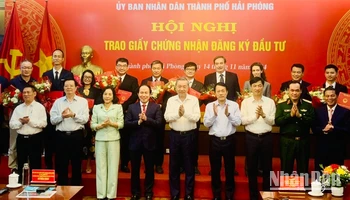 Tổng Bí thư Tô Lâm cùng Đoàn công tác Trung ương chứng kiến lễ trao Giấy chứng nhận đăng ký đầu tư cho các doanh nghiệp.