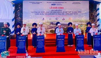 Các đại biểu nhấn nút khởi công dự án xây dựng nhà ga hàng hóa Cảng hàng không quốc tế Cát Bi (Hải Phòng).