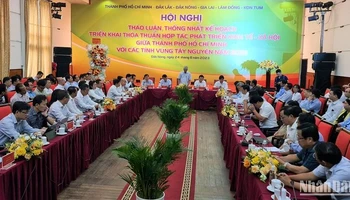 Quang cảnh hội nghị thảo luận, thống nhất kế hoạch triển khai thỏa thuận hợp tác phát triển kinh tế-xã hội giữa Thành phố Hồ Chí Minh với các tỉnh vùng Tây nguyên năm 2023 và giai đoạn 2024-2025.